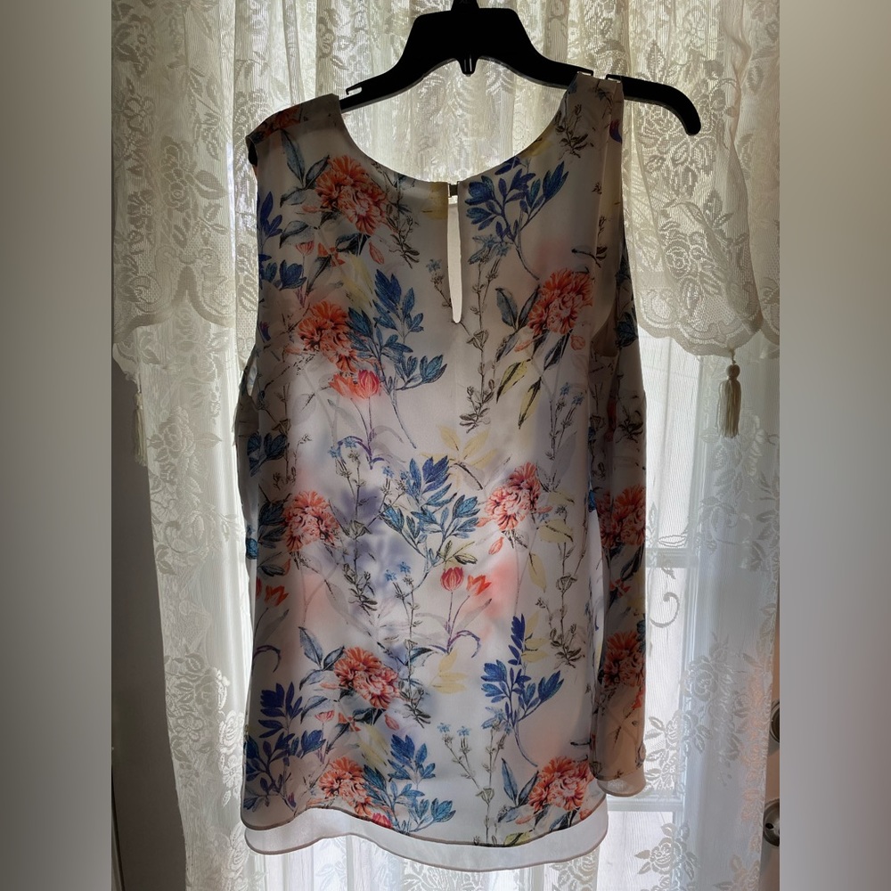 Woman’s Sleeveless top with blue and peach flowers, size 2X
